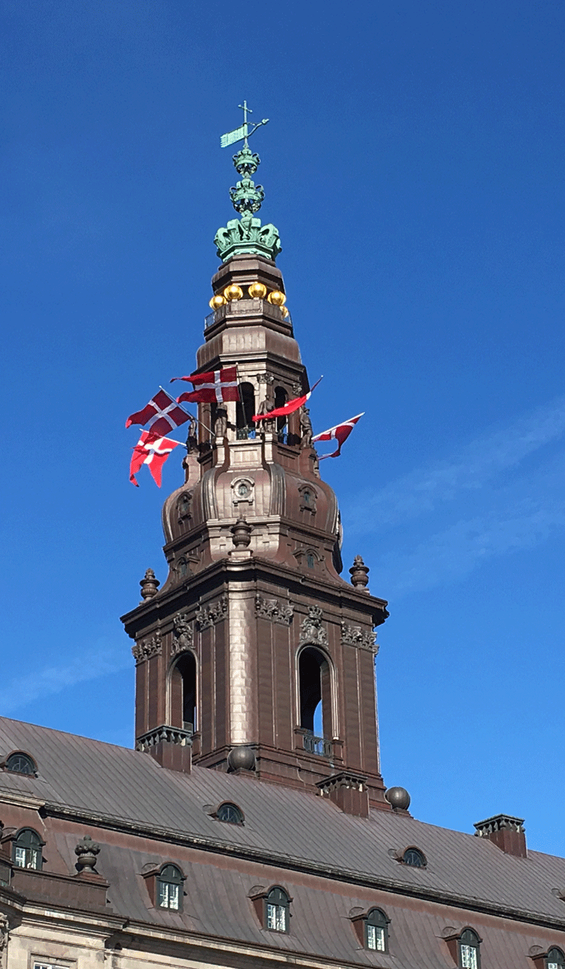 Christiansborg med flag foto Nanna Uhrbrand